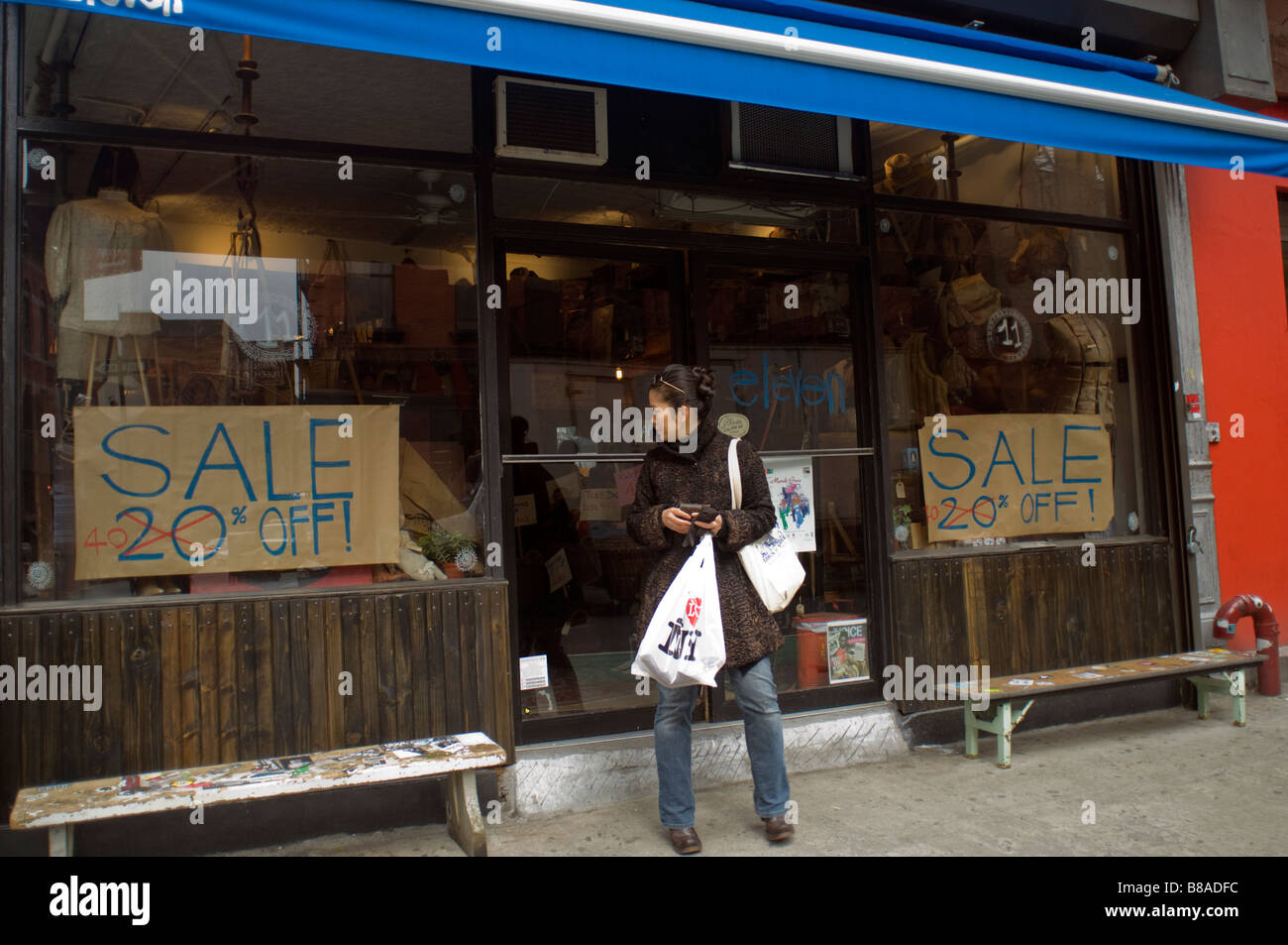 40 percento di vendita a undici store in New York quartiere di Soho è visto su sabato 14 febbraio 2009 Frances M Roberts Foto Stock