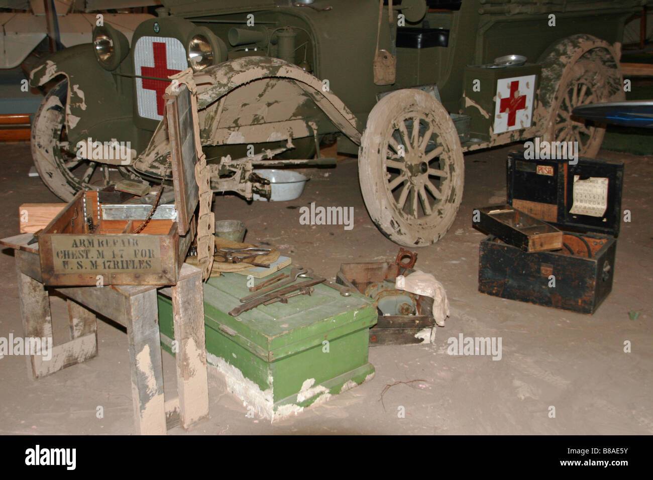 Militari di ri-emanare zona di guerra del sito con la croce rossa carrello Foto Stock