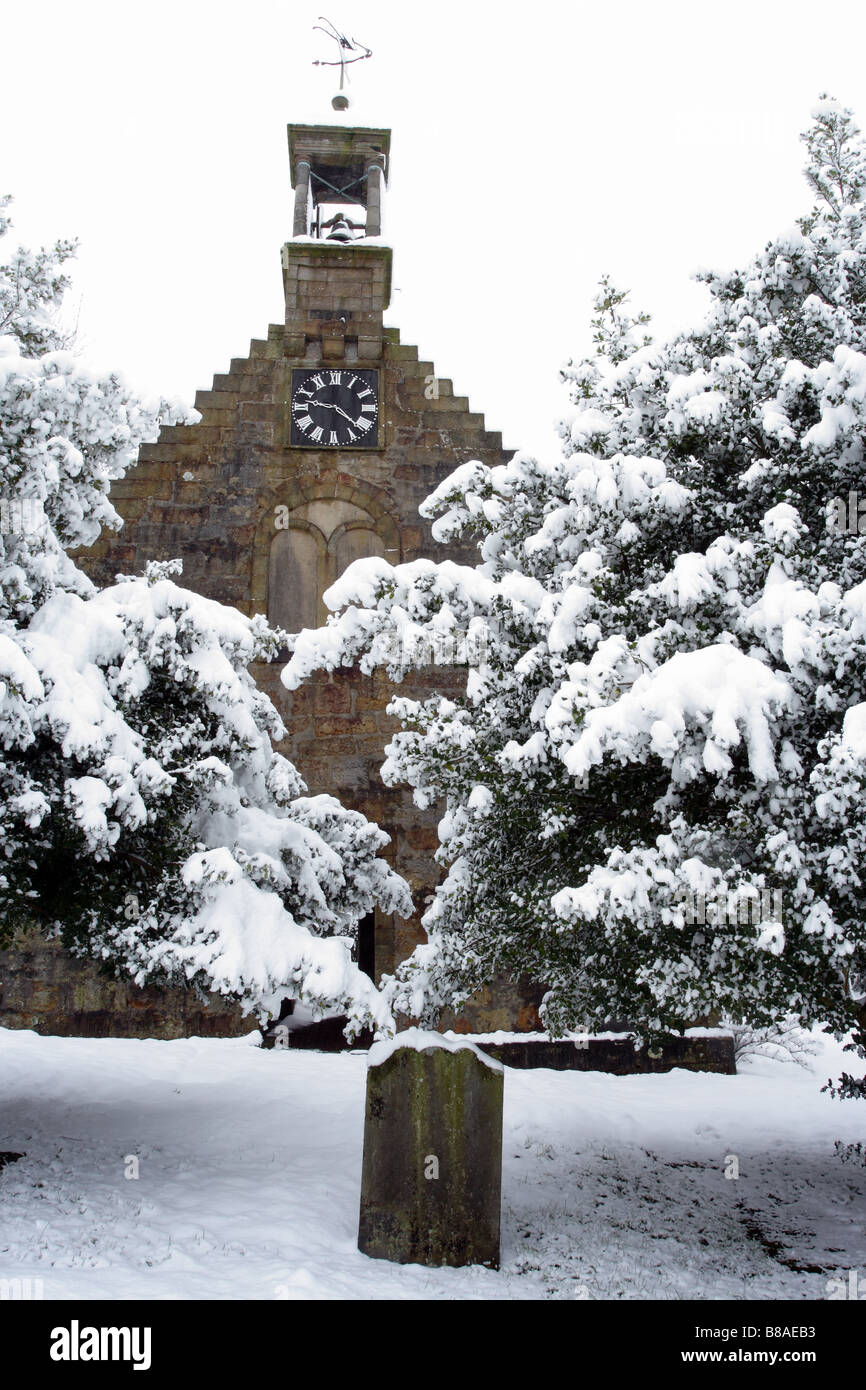 Neve sulle ginocchia resti di vecchio Simone, o Auld Simon, Chiesa, Johnshill, Lochwinnoch, Renfrewshire, Scozia, Regno Unito Foto Stock