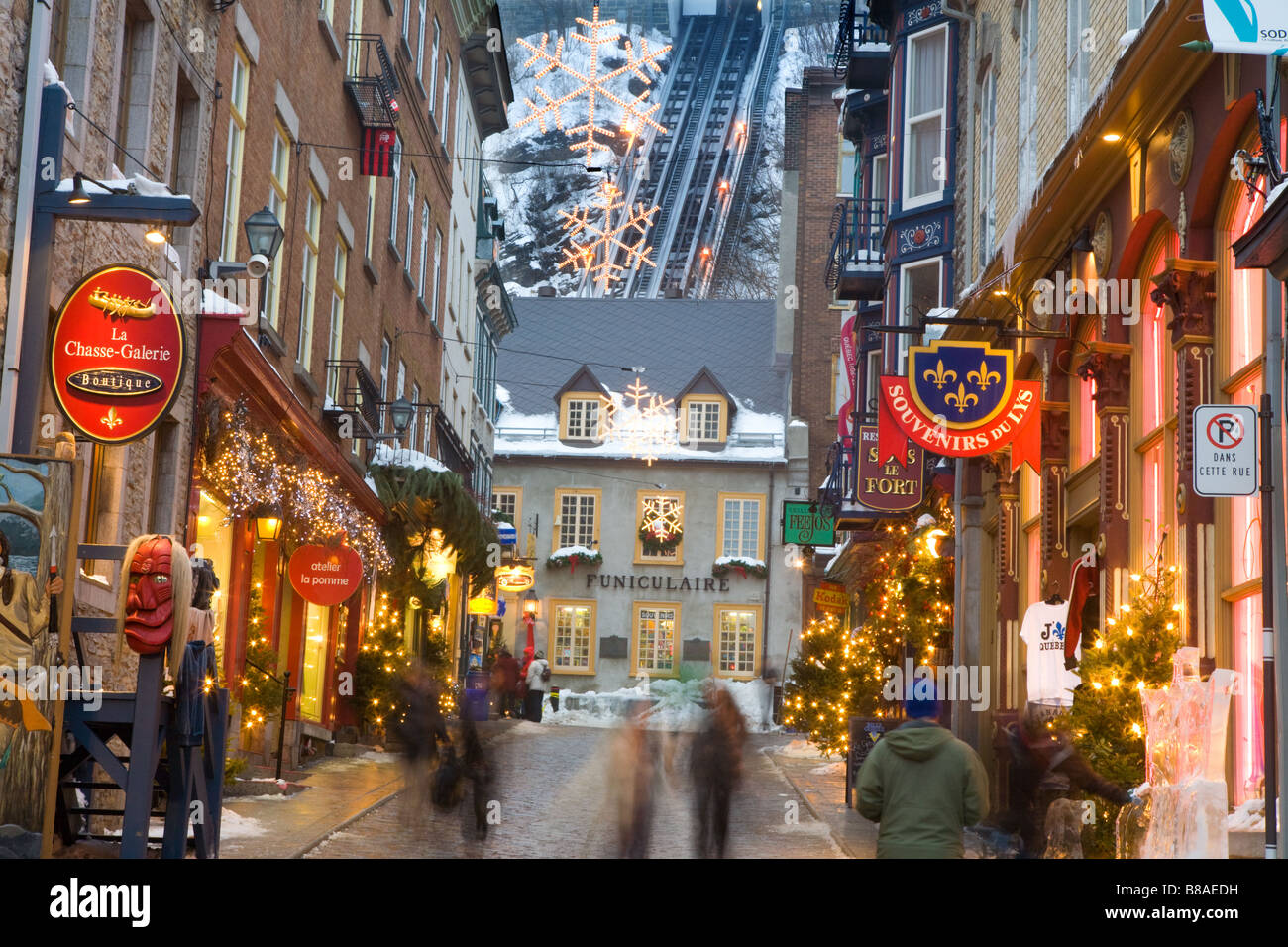 People shopping Rue Petit Champlain con la funicolare dietro, Old Quebec City in Canada Foto Stock