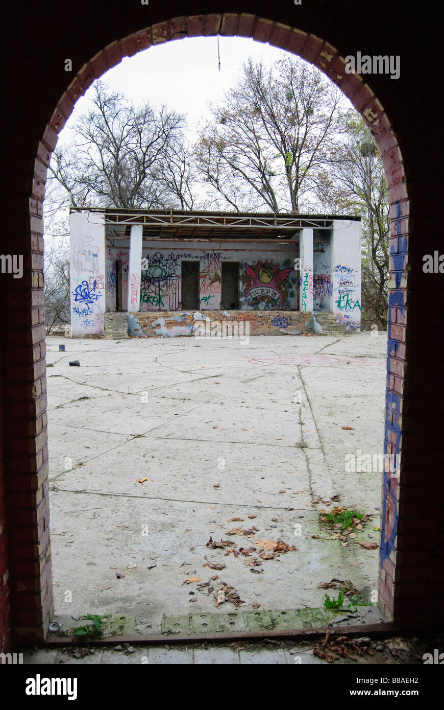 Abbandonato il teatro piccolo stadio con un sacco di Graffiti vicino all'amicizia delle nazioni un monumento a Kiev Ucraina Foto Stock