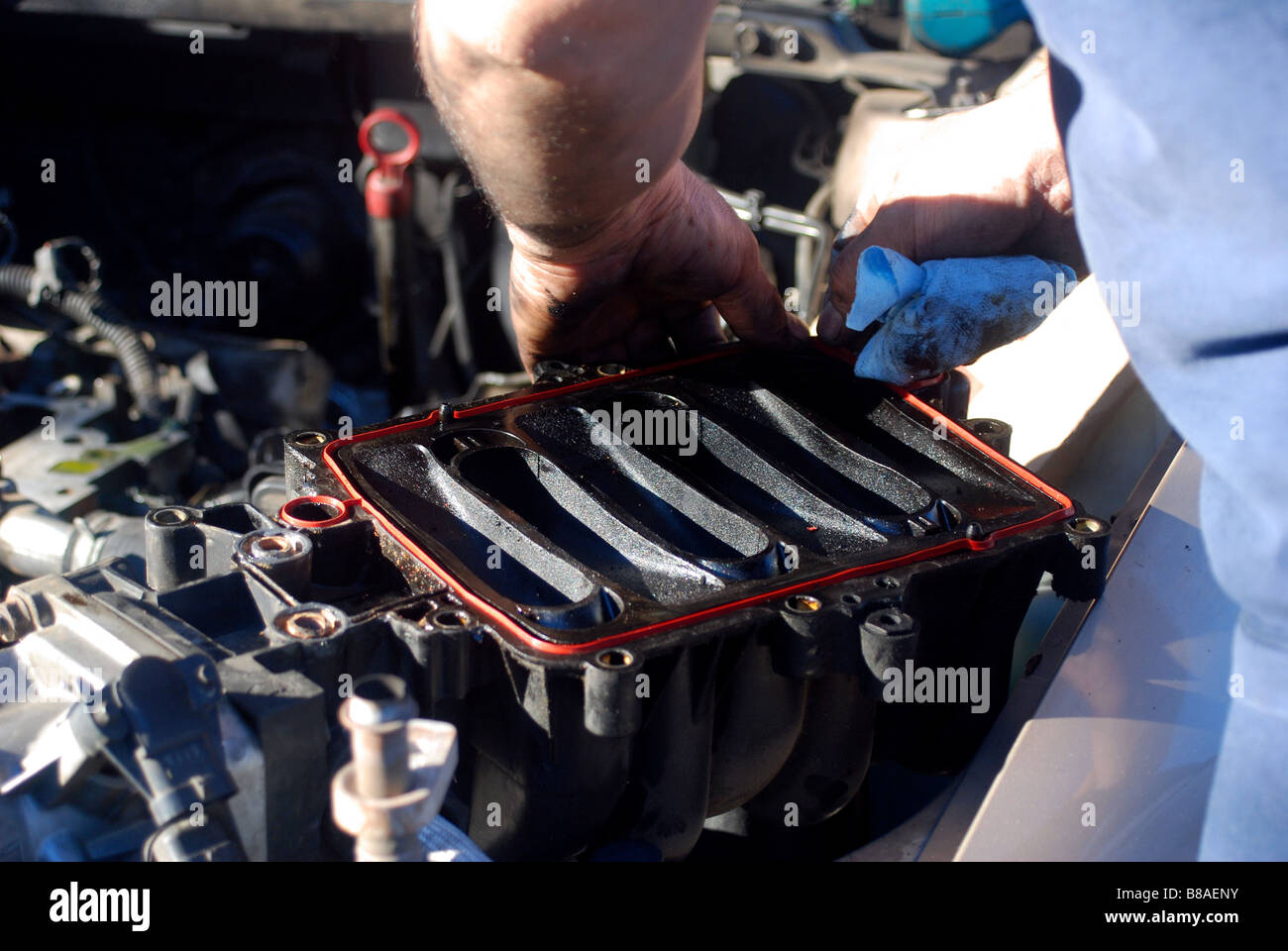 Meccanico automatico di sostituzione di una guarnizione di plenum su un GM automobile (1995 Buick LeSabre) Foto Stock