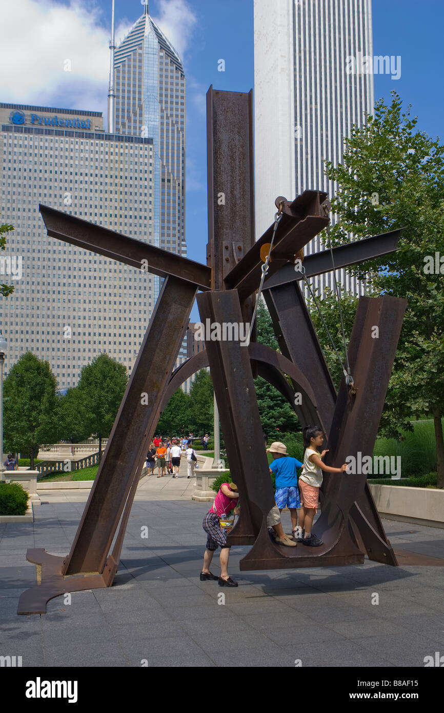 Bambini che giocano su una scultura di metallo da Mark di Suvero Chicago's Millennium Park Foto Stock