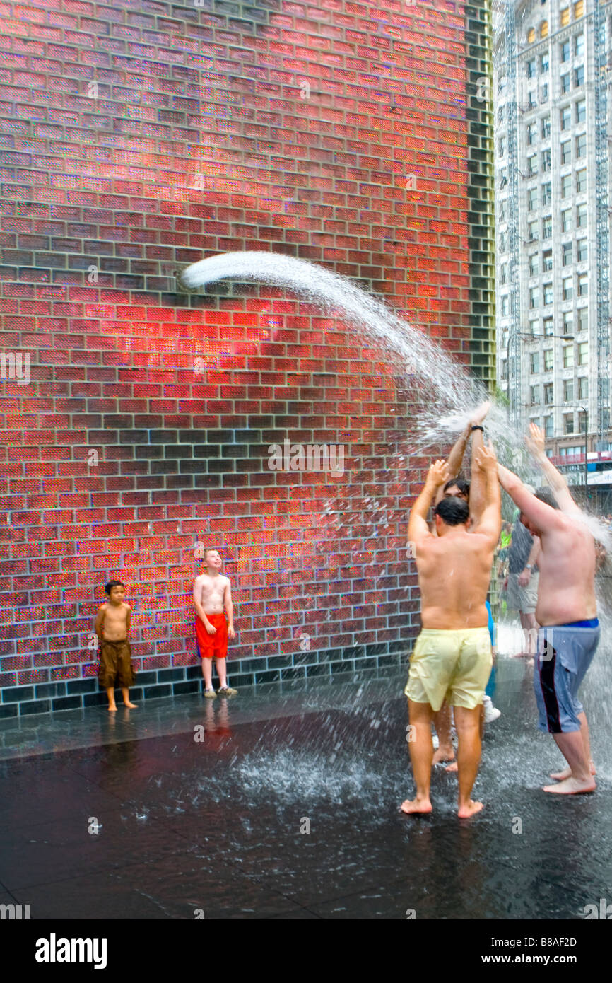 Bambini e famiglie giocare in Jaume da Plensa a corona della fontana nel Millennium Park Chicago Illinois Foto Stock