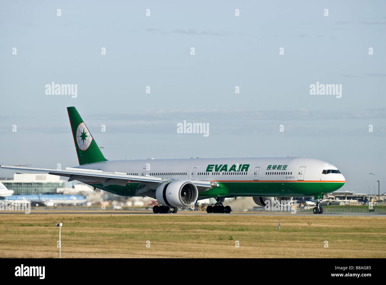 Un EVA AIR Boeing 777-300ER atterra all'Aeroporto Internazionale di Vancouver (YVR). Foto Stock