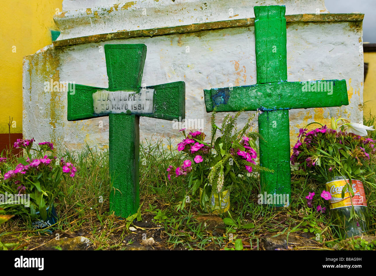 Croci in un cimitero di Nebaj Highlands Occidentali Guatemala Foto Stock