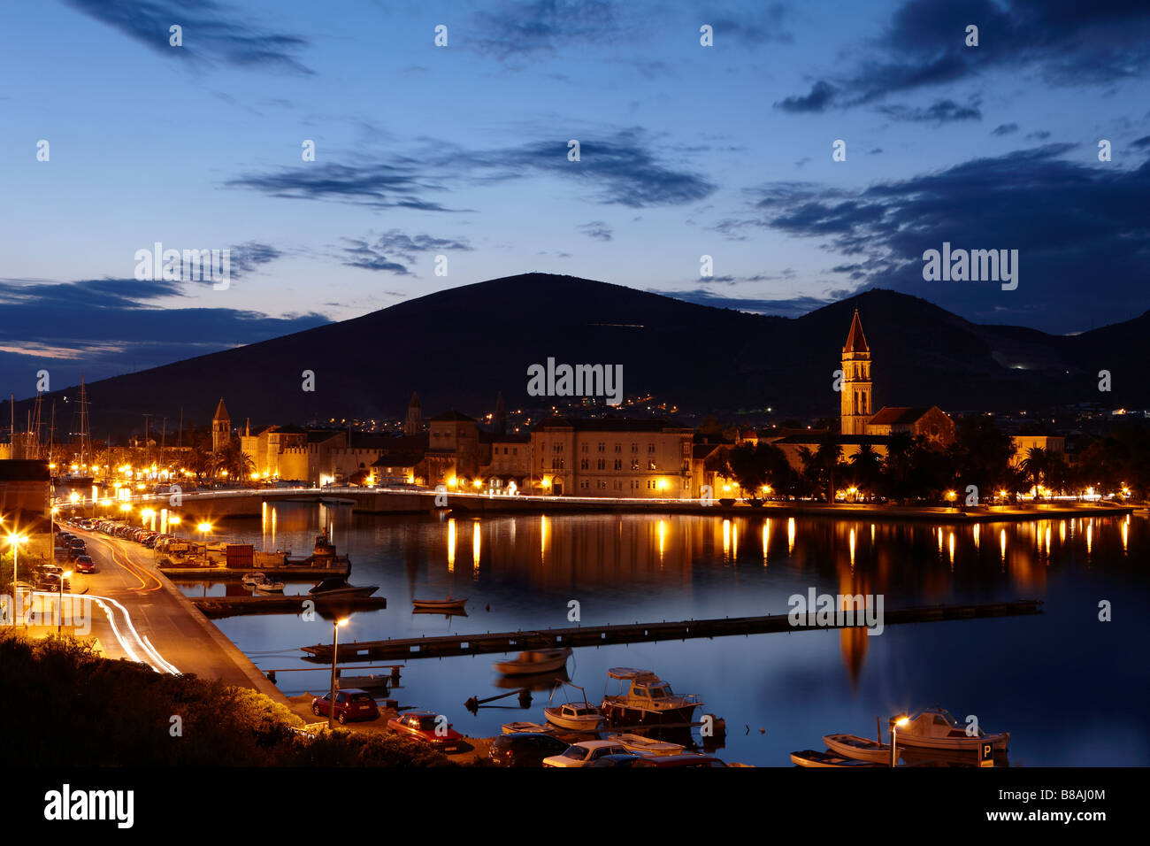 Cattedrale di waterfront notte Trogir Dalmazia Croazia Foto Stock