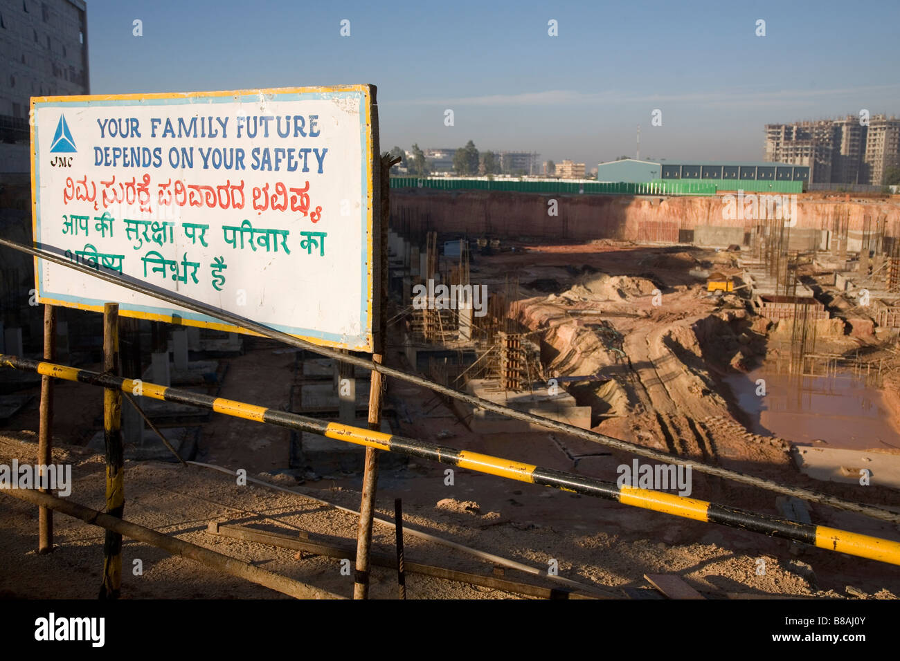 Segno su un sito di costruzione a Bangalore in India. Foto Stock