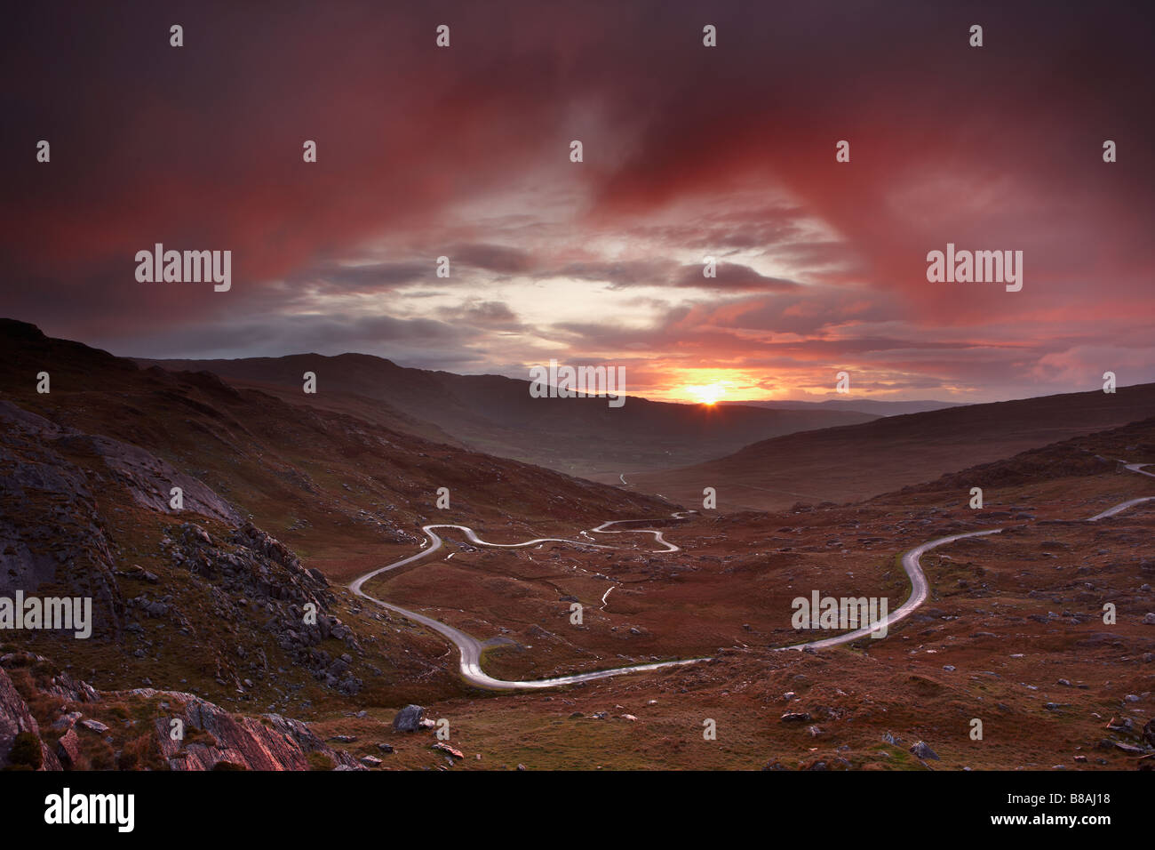La strada sopra il Healy Pass all'alba, Caha Mountains, penisola di Beara, Co Cork, Irlanda Foto Stock