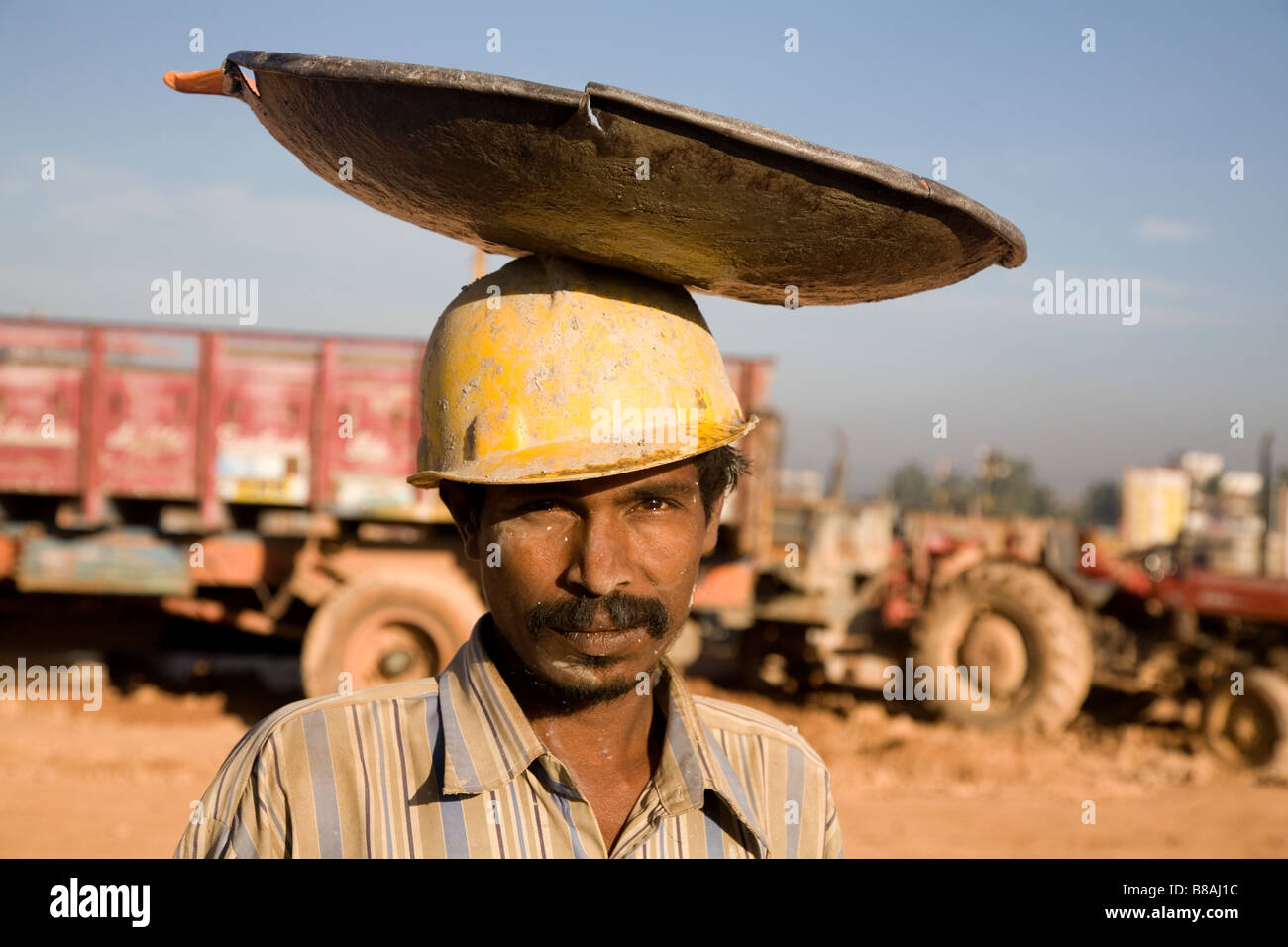 Un uomo che lavora in un cantiere a Bangalore in India. Foto Stock