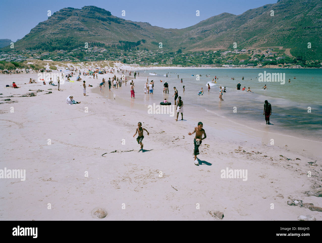 Hout Bay a Città del Capo in Sud Africa in Africa subsahariana. apartheid beach resort porto casa vacanze mare di sabbia persone viaggi seascape Foto Stock