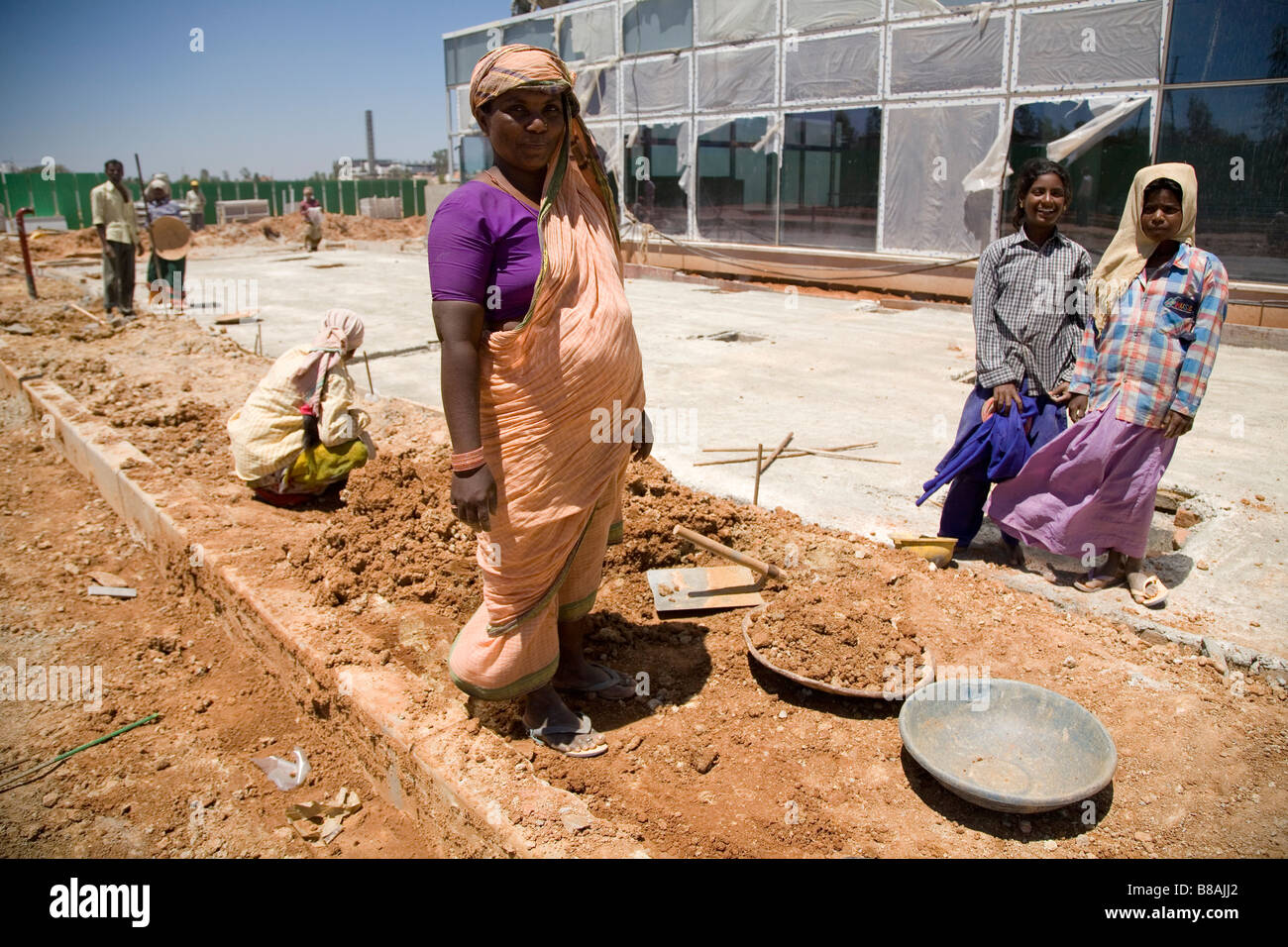 Le donne lavorano su un sito di costruzione a Bangalore in India. Foto Stock