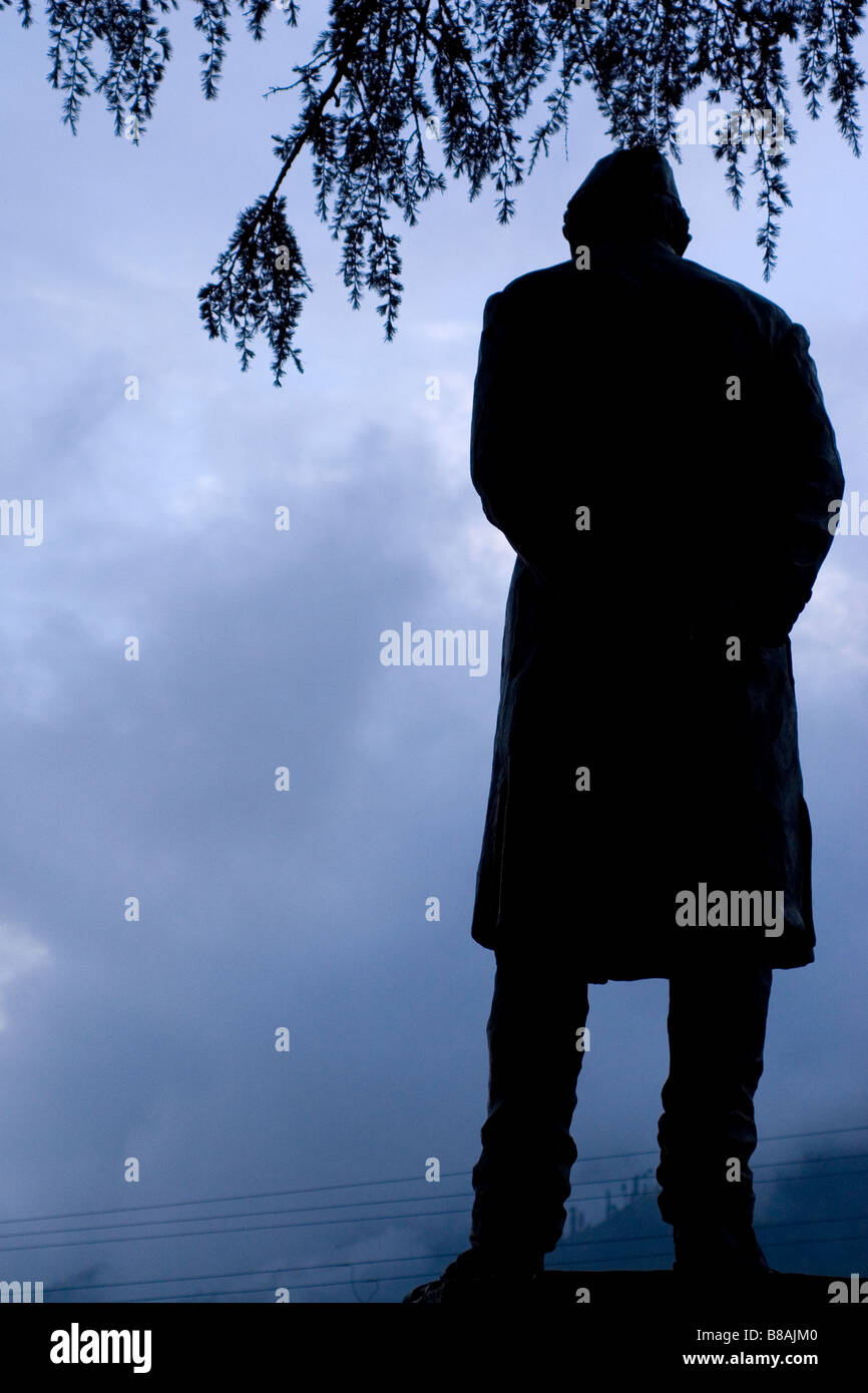 La statua del primo Primo Ministro indiano Jawaharlal Nehru, sorge in Manali in India del nord. Foto Stock