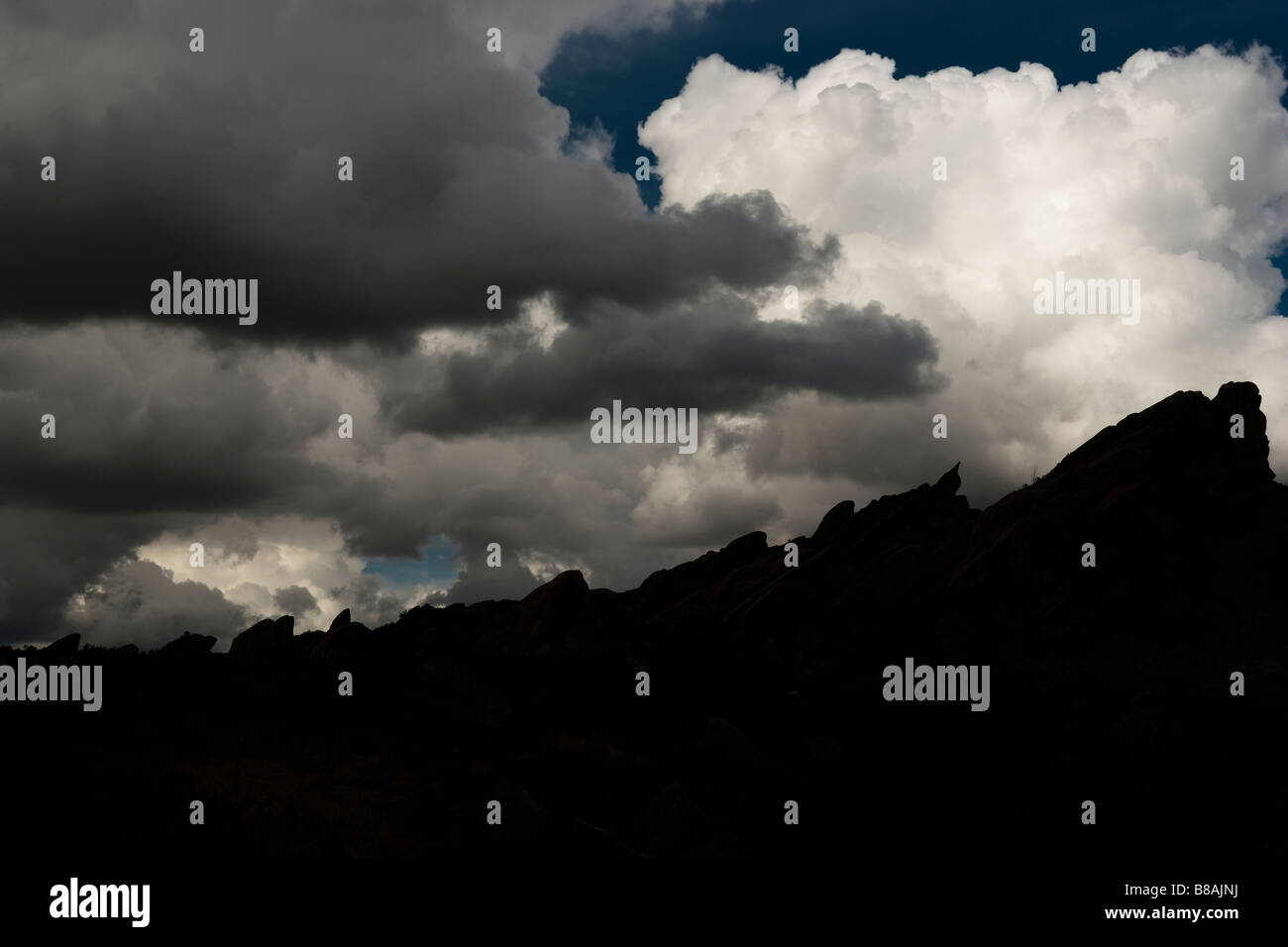 Nuvole temporalesche su rocce Ramshaw Foto Stock