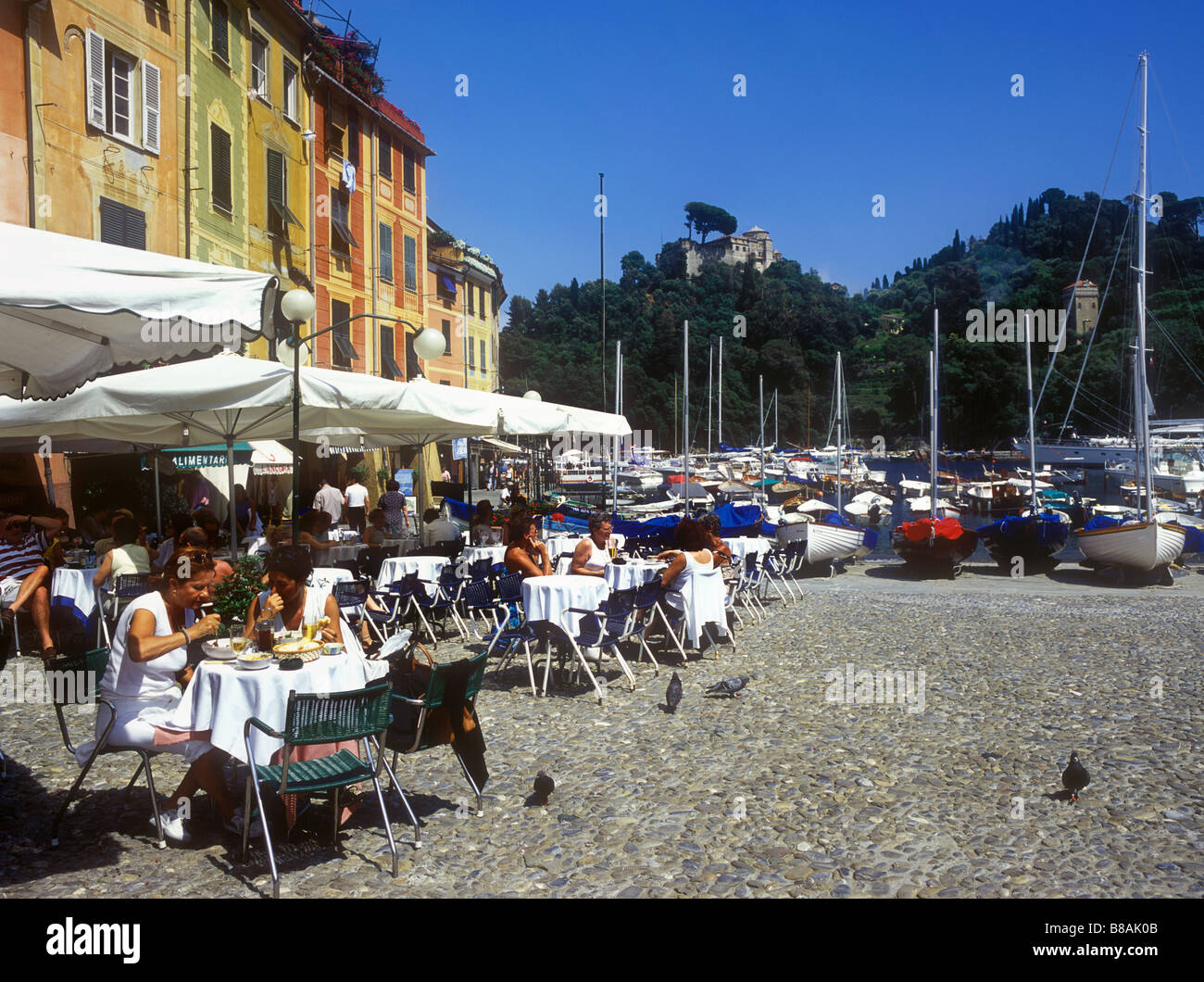 Harbourside cafe nel pittoresco villaggio di pescatori di Portofino sulla Riviera Italiana Foto Stock