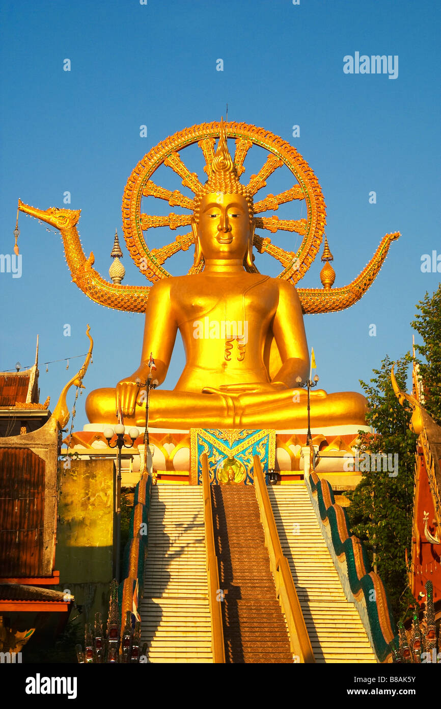 Vista mostra la grande statua del Buddha che domina il villaggio e il porto di Bophut sull isola di Koh Foto Stock
