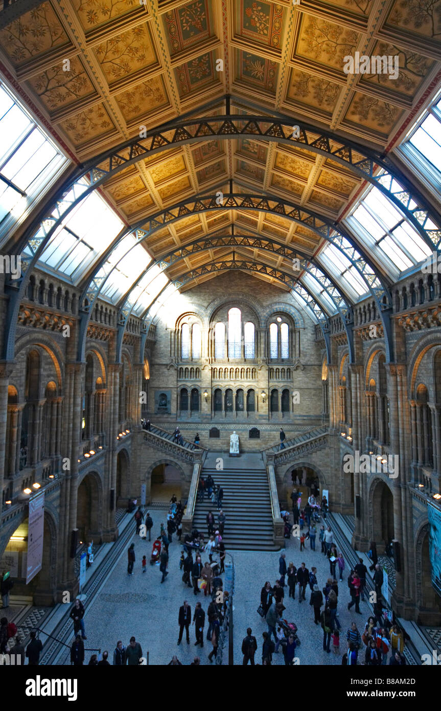 La trafficata hall centrale del Museo di Storia Naturale con la statua di Charles Darwin nella parte superiore della scala di pietra Foto Stock