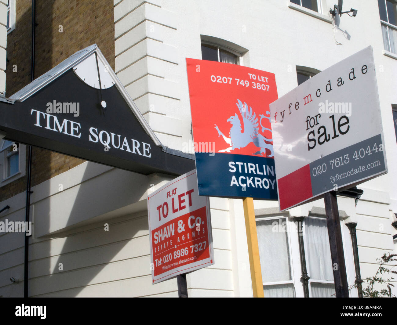 Londra, UK.Agenti Immobiliari "A LASCIARE" e per la vendita " segni durante l'alloggiamento attuale crisi Foto di Julio Etchart Foto Stock