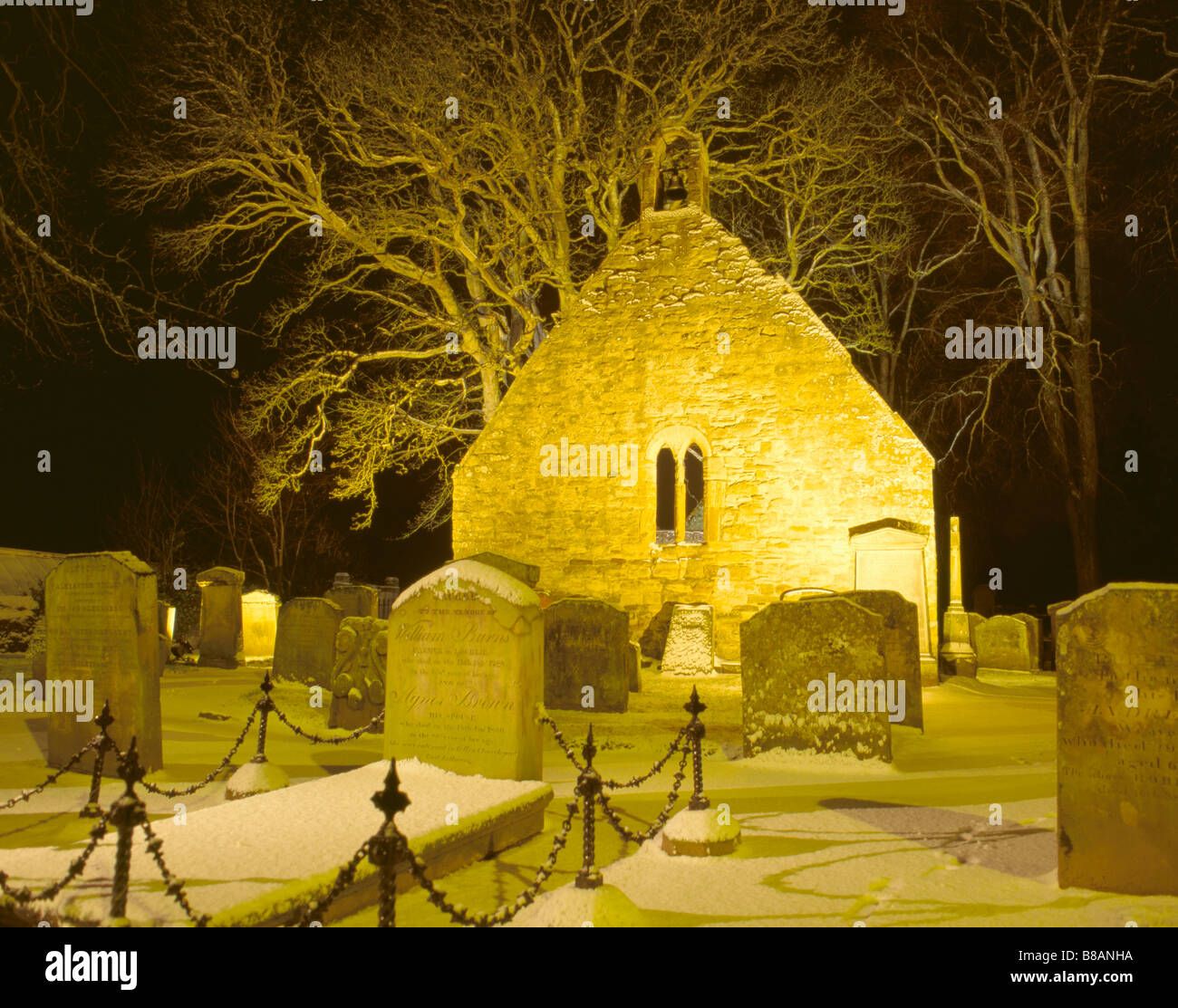 William Burns lapide funeraria e rovine di Auld Kirk in inverno, Alloway village, Ayr, Ayrshire, regione di Strathclyde, Scozia, Regno Unito . Foto Stock