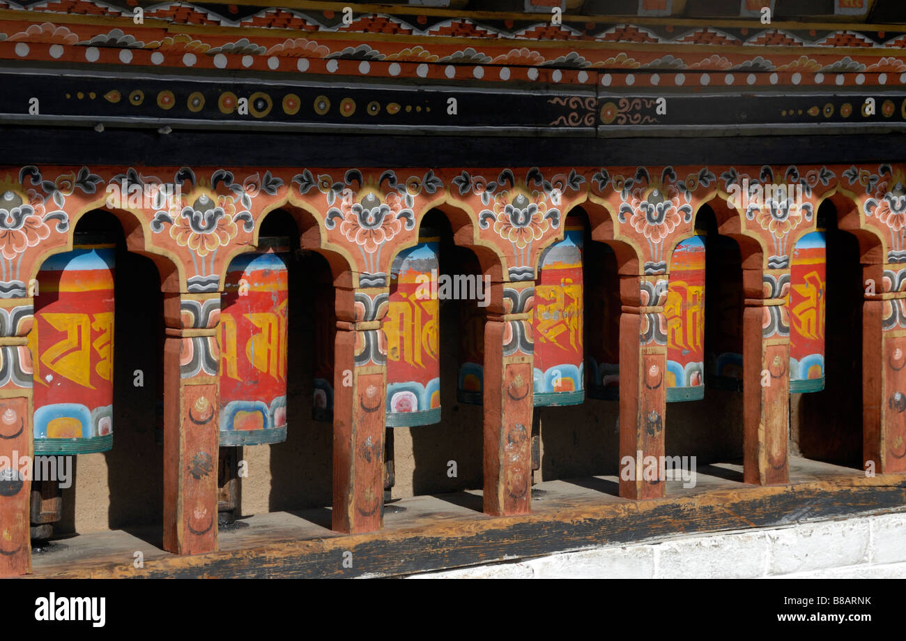 Una fila di ruote della preghiera allo stato scuola monastica Phodrung Dechen monastero. Foto Stock