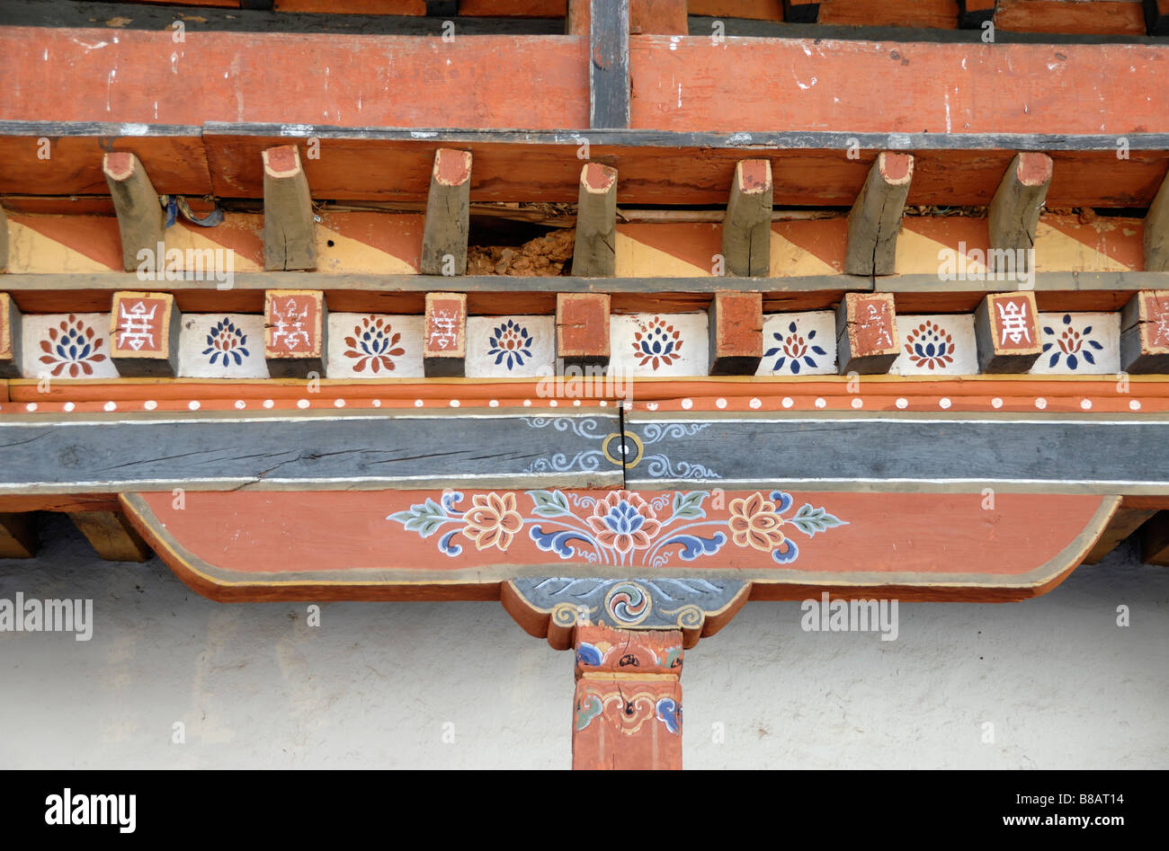 Intagliati e dipinti dei blocchi di legno sotto il porticato syrrounding cortile di Phrodrang Wangdue Dzong. Phrodrang Wangdue Dzong. Buh Foto Stock