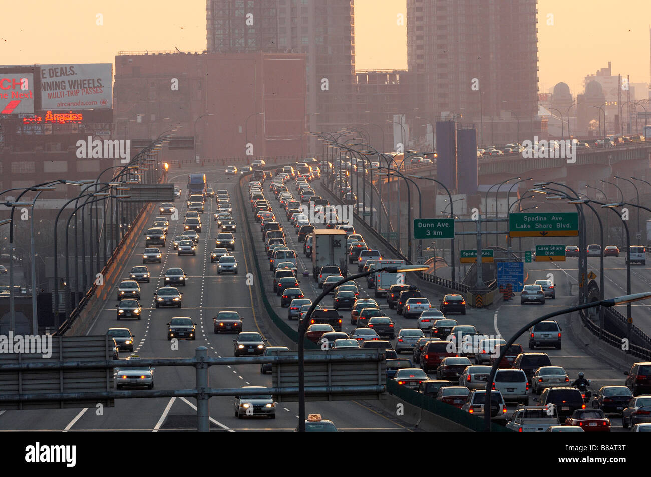 Il traffico Gardiner Expressway Toronto, Ontario Foto Stock