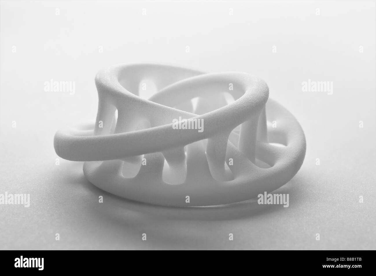 Una scultura moderna che mostra due embricata Möbius' nastri. La scultura moderne représentant deux rubans de Möbius imbriqués. Foto Stock