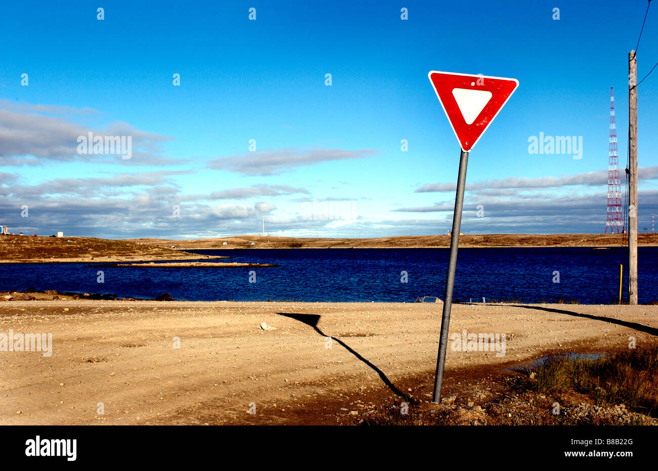 Segno di resa intersezione, Cambridge Bay, Nunavut Foto Stock