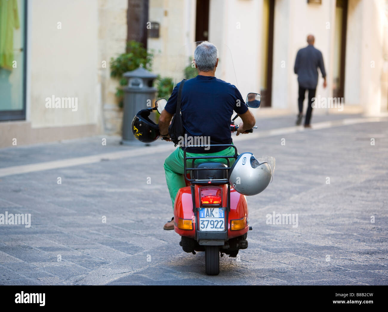 L'uomo sul ciclomotore con senza casco Lecce Puglia Italia Foto Stock