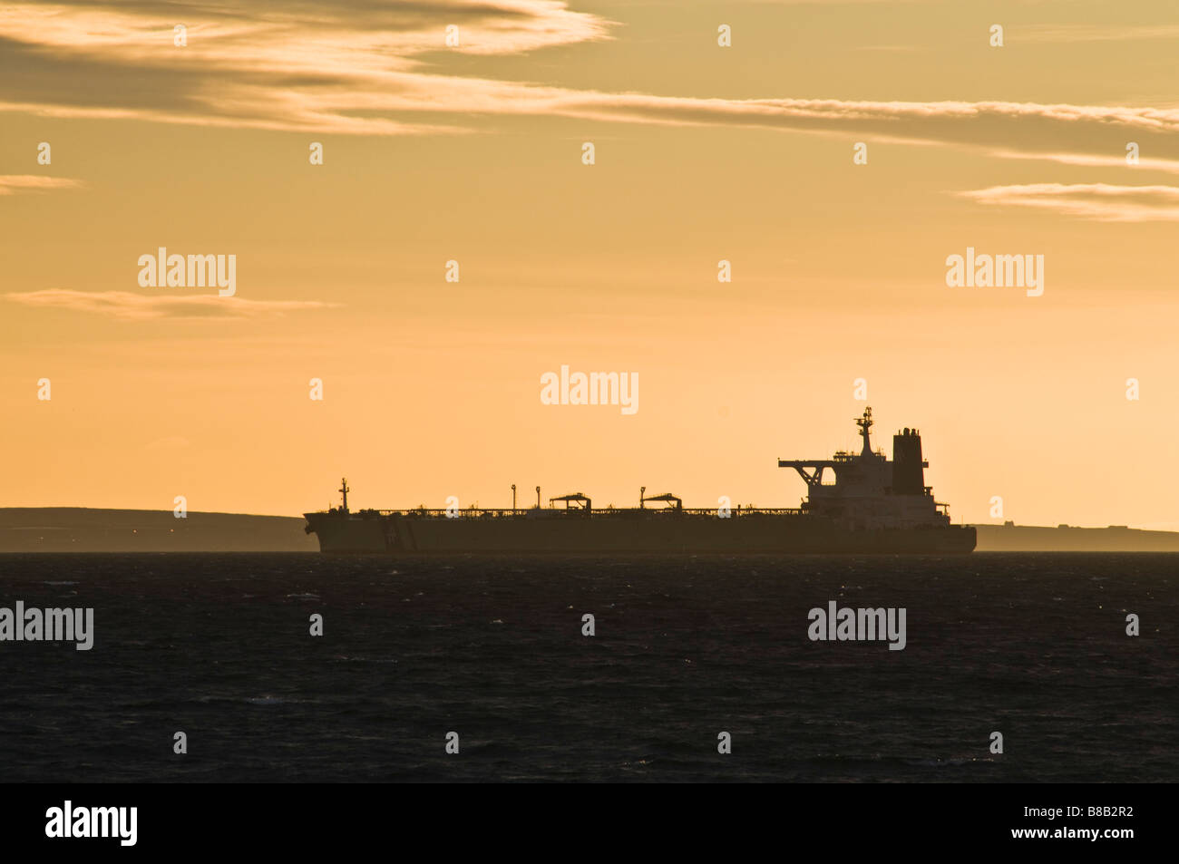 Dh petroliera superpetroliera flusso SCAPA ORKNEY ancorato tramonto scozia cisterna Nave mare silhouette Foto Stock