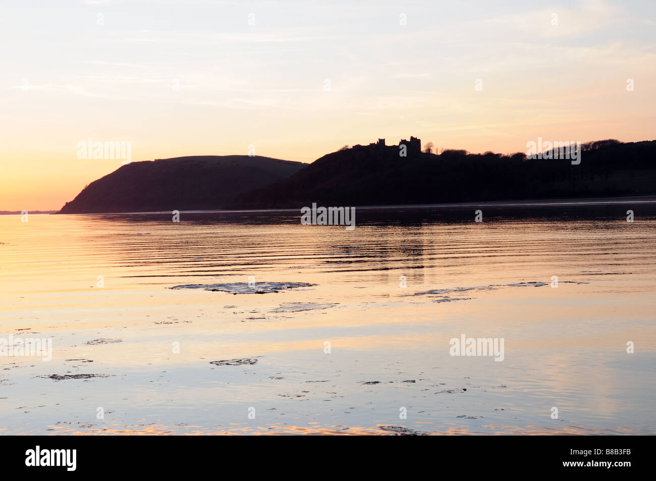 Winter Sunset over Towy Estuary verso il castello di Llansteffan Carmarthenshire Galles Foto Stock