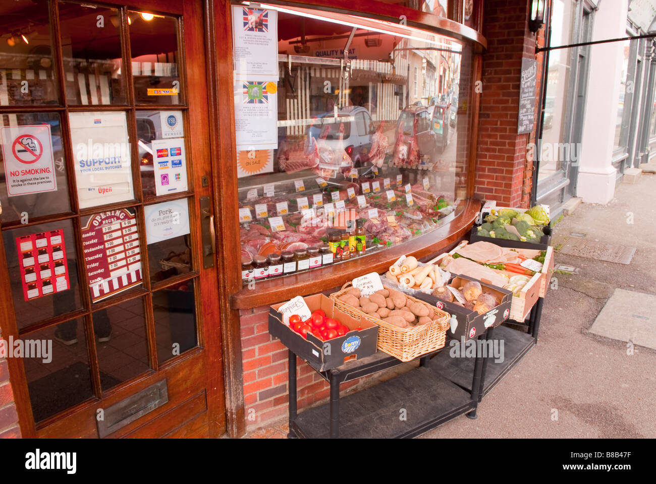 D.M.Newman macellai di shop negozio vendita carni e verdure fresche a Lavenham,Suffolk, Regno Unito Foto Stock