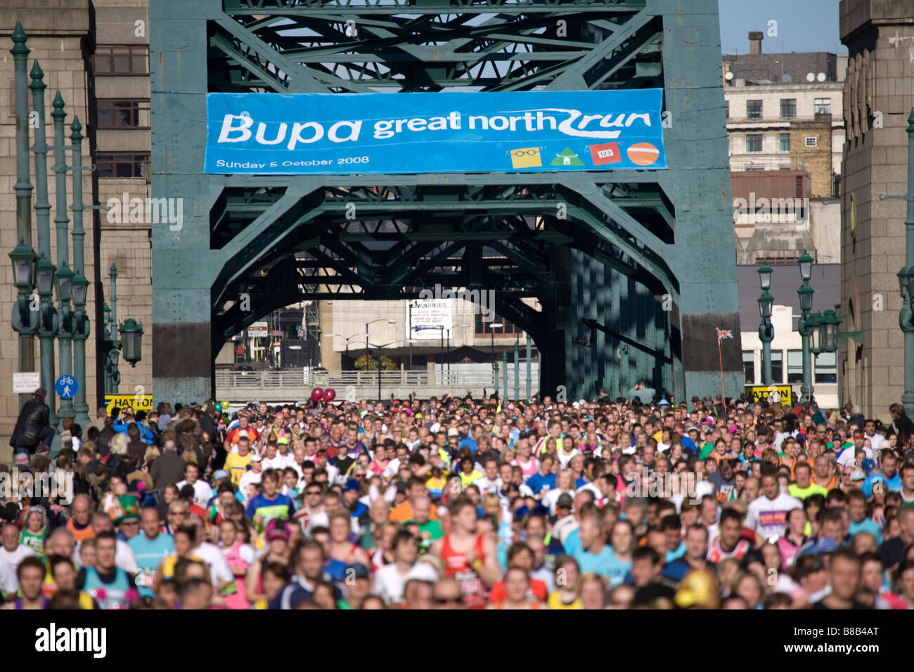 Great North Run 2008. Guide di scorrimento in quanto essi attraversano il Tyne Bridge, Newcastle Foto Stock