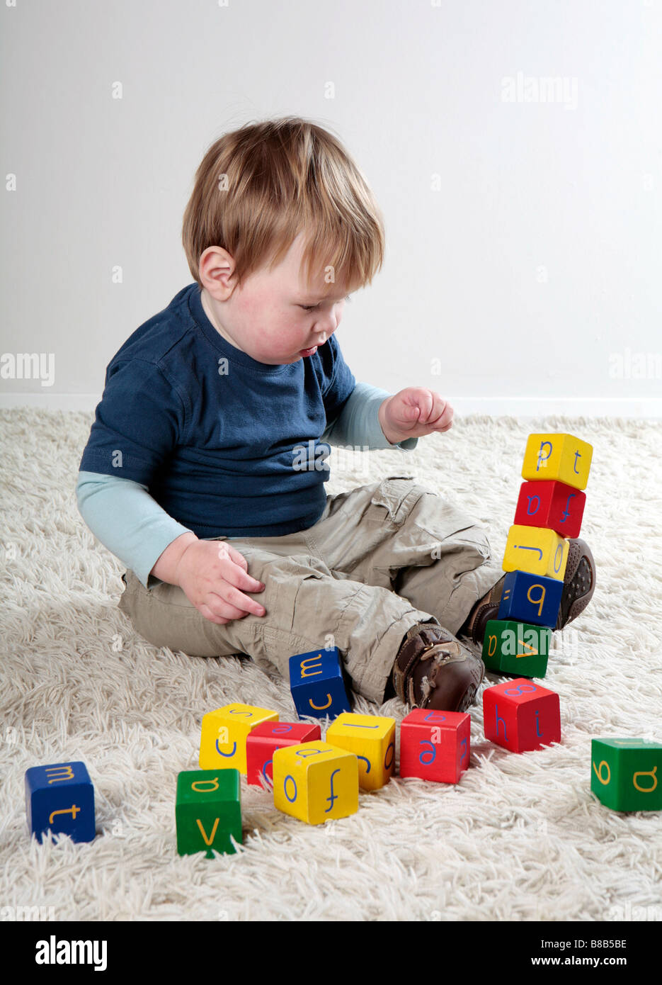 Baby boy giocando con la costruzione di blocchi (con firmato modello di rilascio - disponibile per uso commerciale) Foto Stock