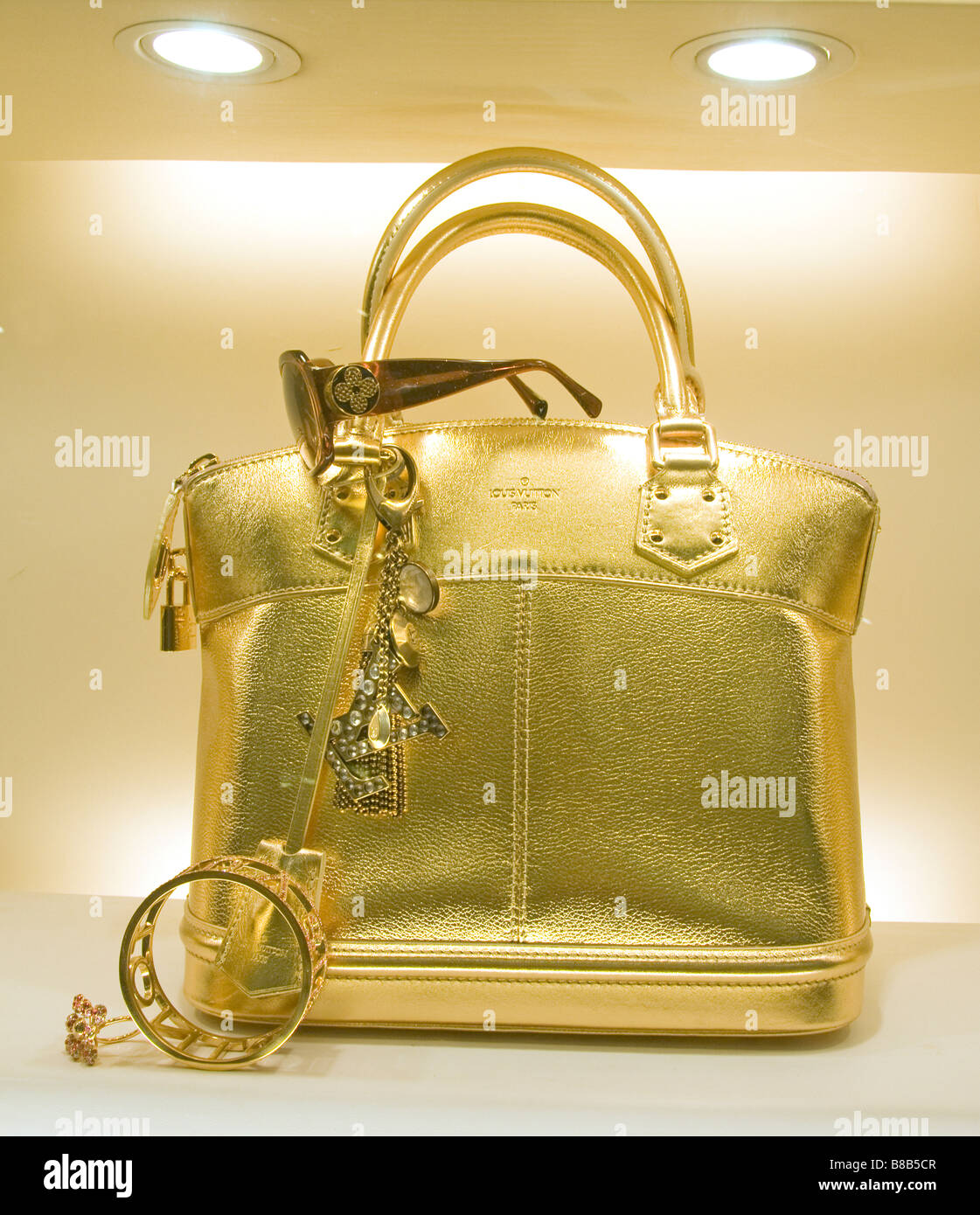 Louis Vuitton golden borsetta borsa shopping mall Petronas Twin Towers shop Mostra finestra di Kuala Lumpur in Malesia Foto stock Alamy