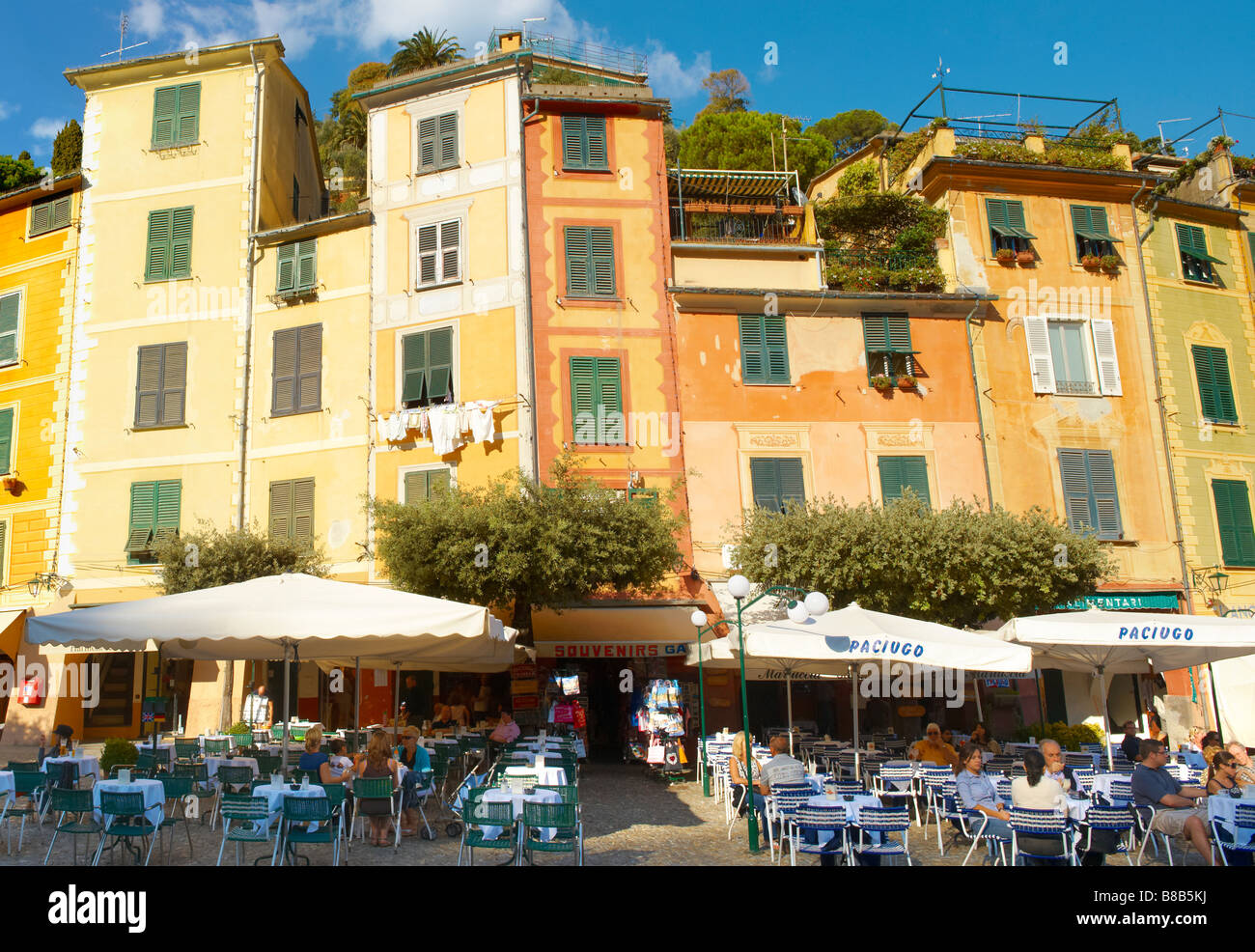 Vista sul porto di Portofino e sulle sue colorate barche da pesca e porticciolo, Liguria Italia Foto Stock