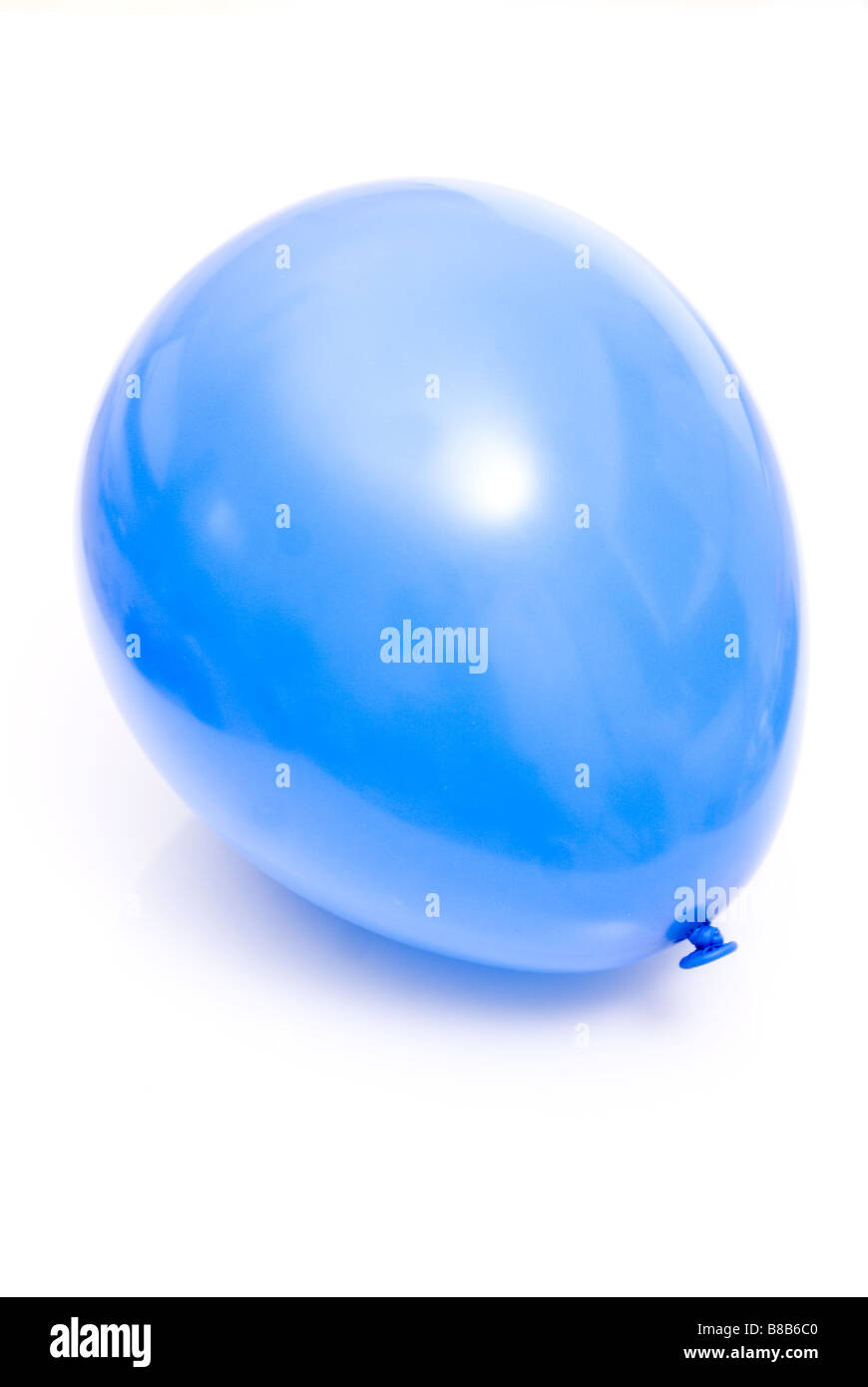 Un palloncino blu intaglio su sfondo bianco Foto Stock