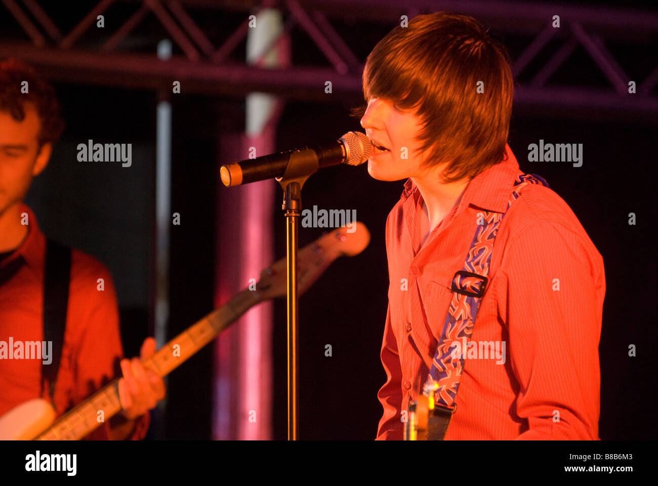Giovane pop rock band eseguire sul palco Foto Stock