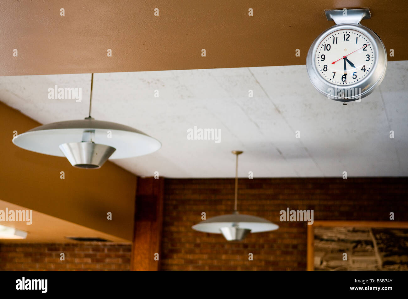 Metà del secolo il clock e lampade pensili Foto Stock