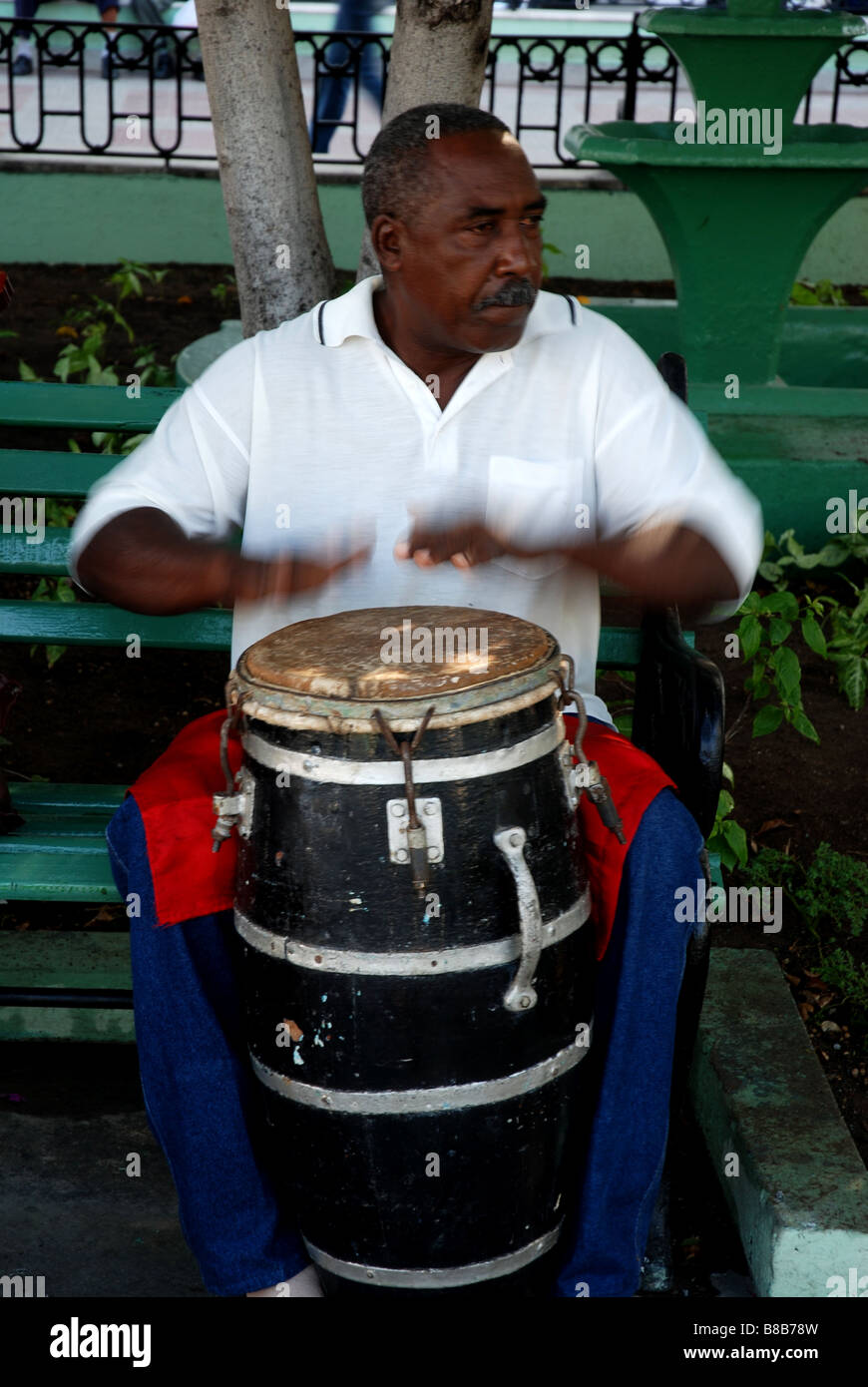 Musicista di strada il batterista nel Parque Cespedes Santjago de Cuba Foto Stock