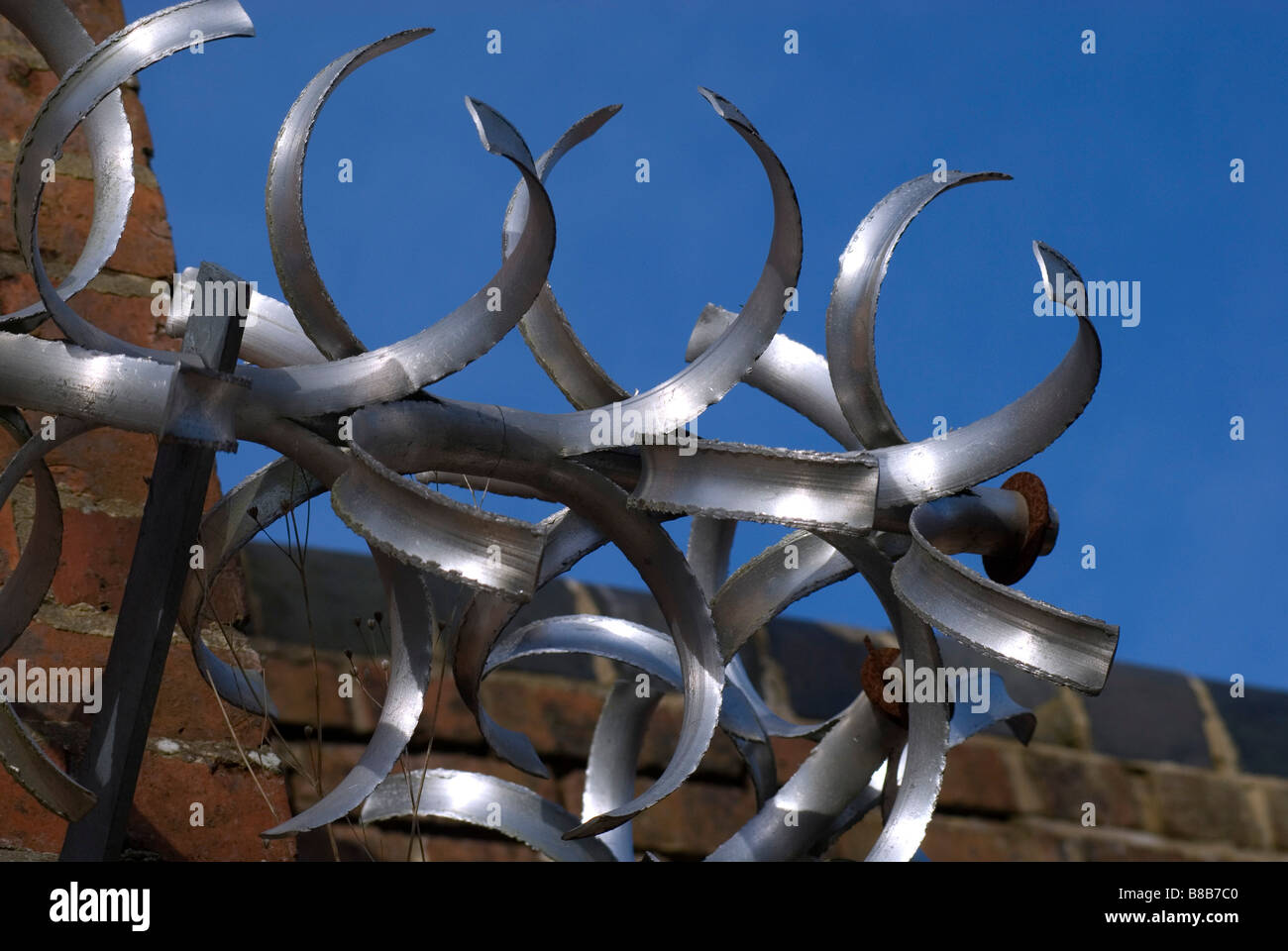 Metallo barriera di sicurezza sulla parte superiore della parete Foto Stock