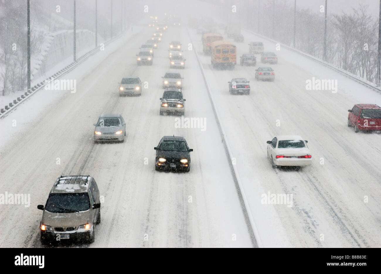 Traffic Highway tempesta di neve Foto Stock
