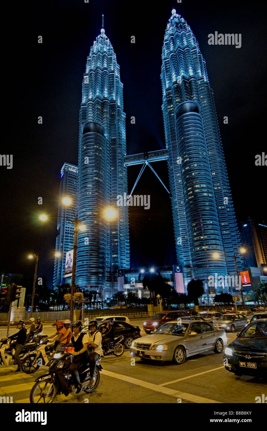 Malaysia Petronas Twin Towers Illuminato illuminato di notte da Kuala Lumpur City Centre KLCC Jalam Ampang Foto Stock