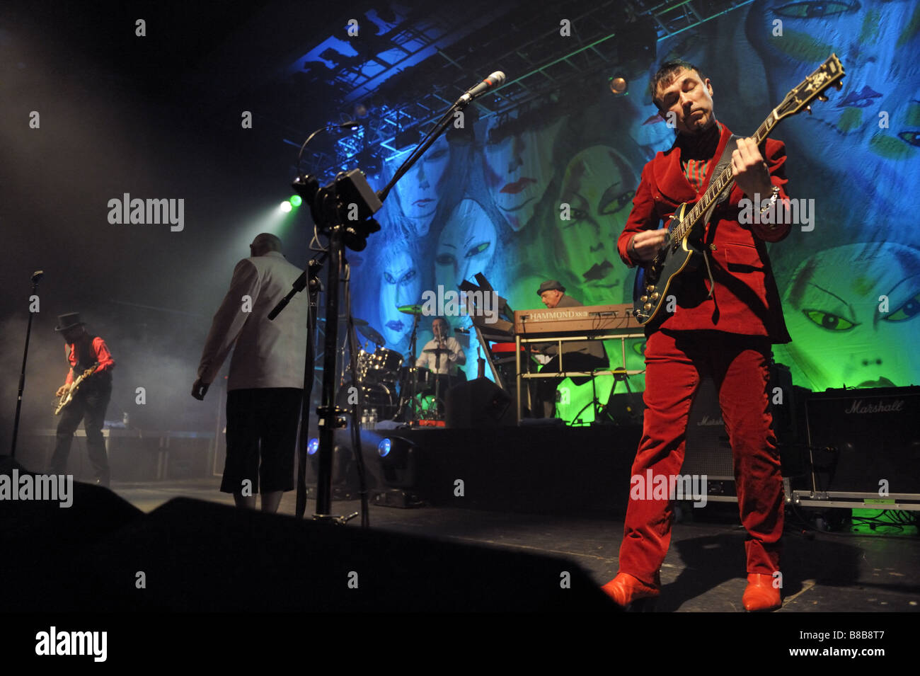 La rivista di banda fase reunion in concerto a Manchester, 14 febbraio 2009, che mostra il chitarrista Noko Foto Stock