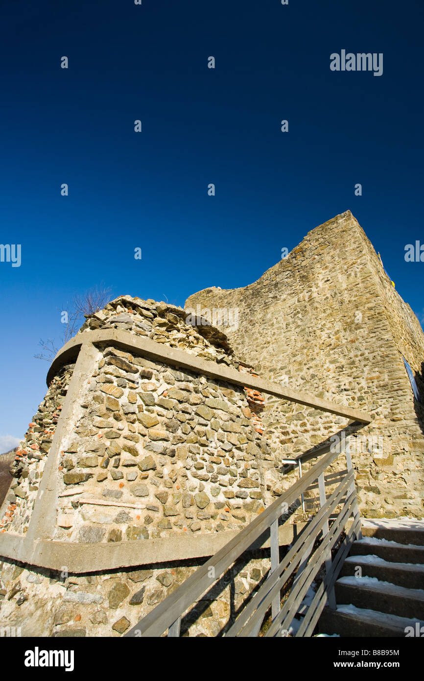 Paesaggio con le rovine di Dracula s fortezza in Romania Foto Stock