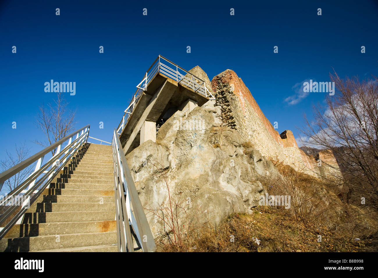 Paesaggio con ruderi di Dracula s fortezza in Romania Foto Stock