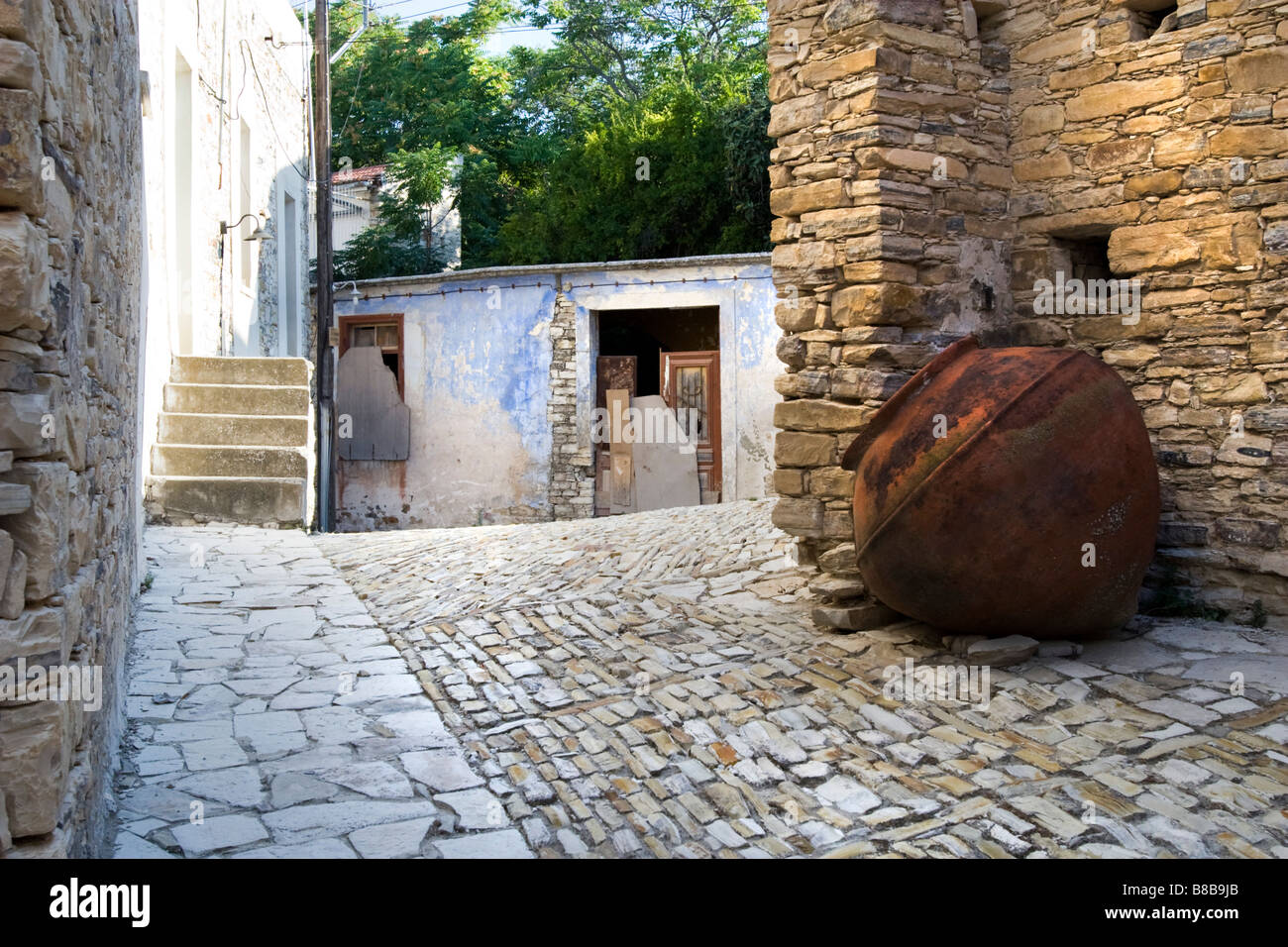 Villaggio di Lefkara street scene con grande cantina vecchia pentola. Superiore di Lefkara, Cipro del Sud. Foto Stock