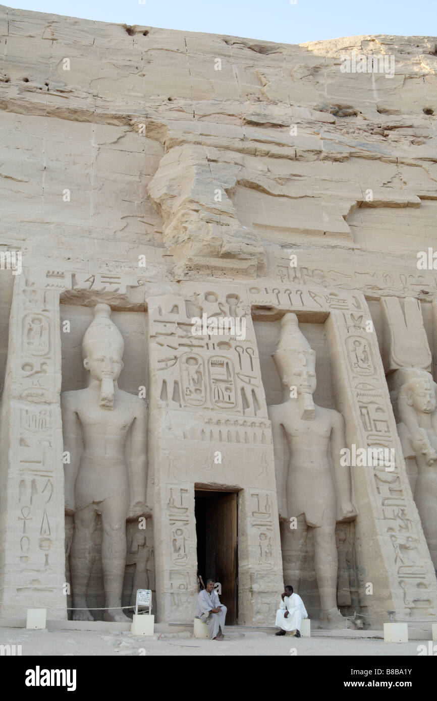 Tempio di Nefertari moglie del faraone Ramses II ad Abu Simbel,l'Egitto. Foto Stock