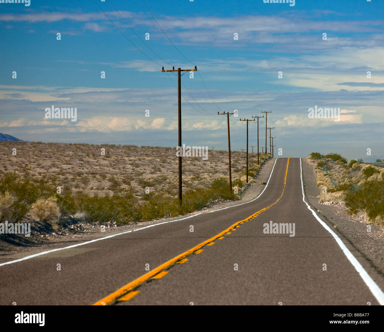 Route 66, un iconico US Highway, è una strada solitaria come attraversa il deserto di Mojave in California Foto Stock