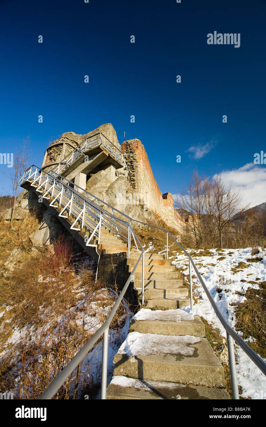 Paesaggio con ruderi di Dracula s fortezza in Romania Foto Stock